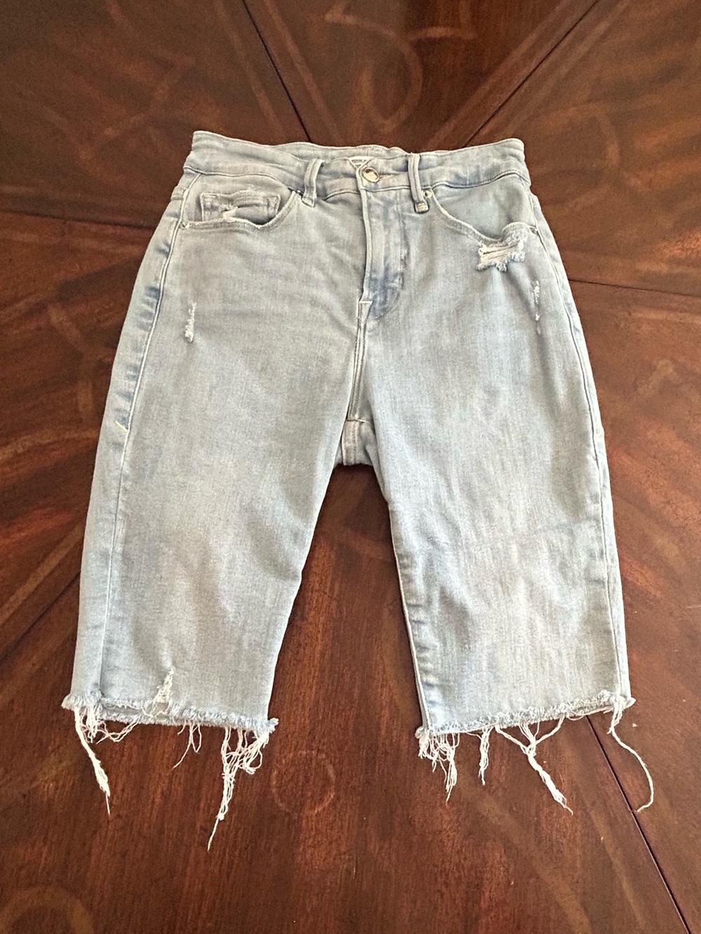Good American Women’s Light Wash Blue Distressed Denim Bermuda Shorts Size 2